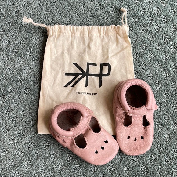 Freshly Picked Other - Freshly Picked soft sole handmade moccasin size 4 with drawstring bag.